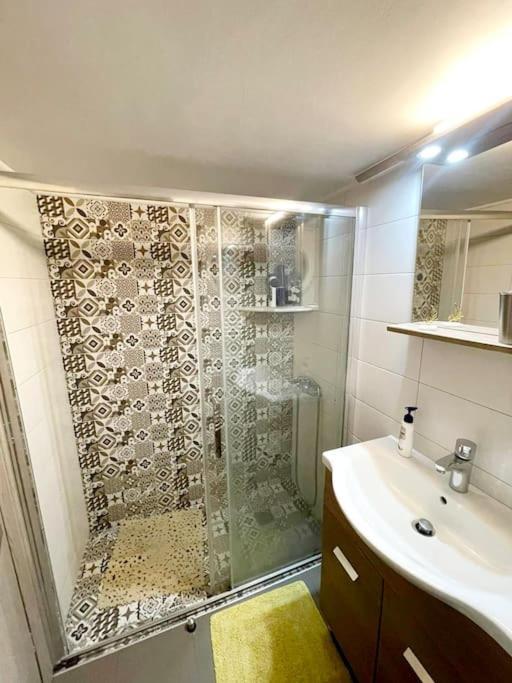 20' From The Airport,20' From The Center Of Athens Appartement Buitenkant foto